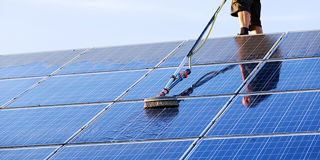 Professionelle Reinigung von Solar- und Photovoltaikanlagen Professionelle Reinigung von Solar- und Photovoltaikanlagen